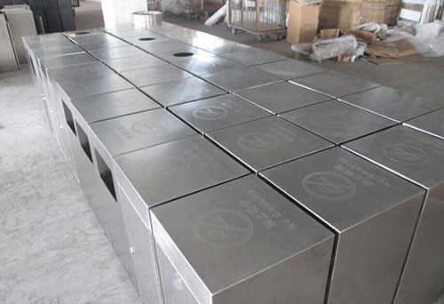 看房地產(chǎn)客戶對不銹鋼室內垃圾桶廠家的選擇