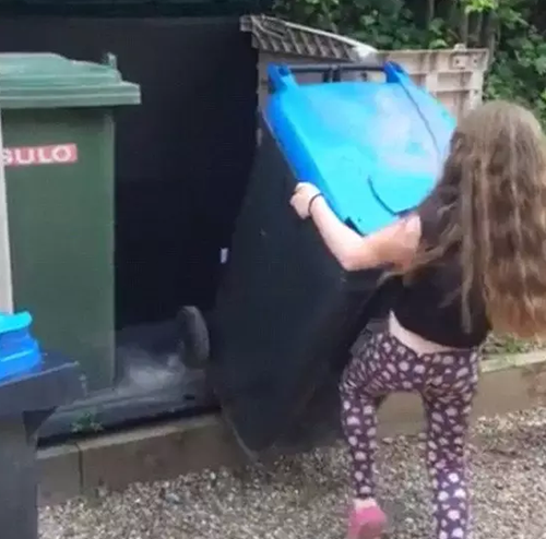    打臉！英國(guó)清潔工稱垃圾桶難放 8歲女孩當(dāng)場(chǎng)示范