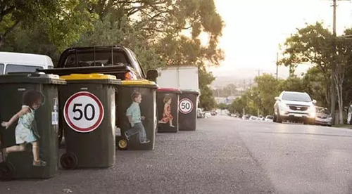 垃圾桶上貼安全標識，提醒司機‘不要超速’