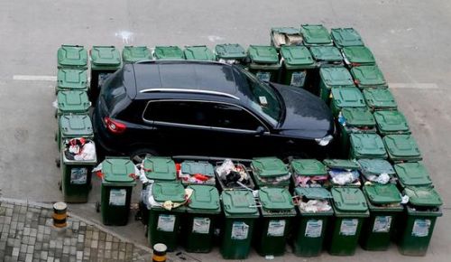 汽車被垃圾桶包圍是被惡搞還是得罪人了？