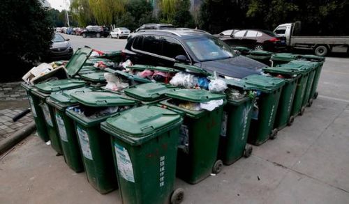 汽車被垃圾桶包圍是被惡搞還是得罪人了？