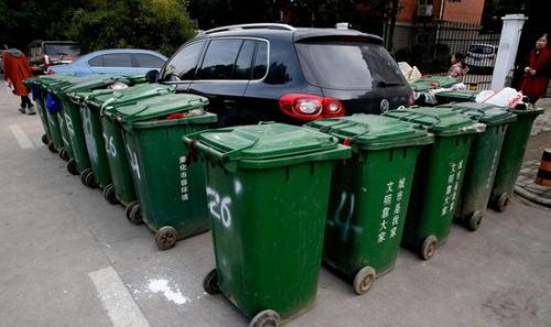 汽車被垃圾桶包圍是被惡搞還是得罪人了？