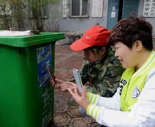 書報亭、早餐車，甚至垃圾桶都有二維碼“身份證”了。